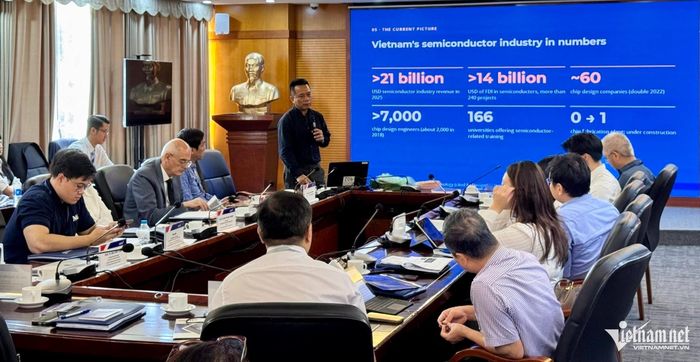 Toàn cảnh buổi đào tạo bán dẫn cho 25 cán bộ bộ, ngành, địa phương, sáng 19/10 tại Trường Đại học Khoa học và Công nghệ Hà Nội (USTH). Ảnh: Du Lam