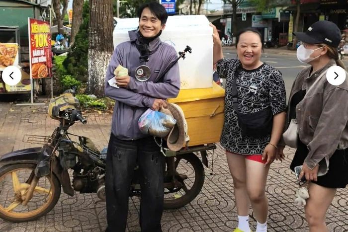 Anh Dũng bên xe máy đi bán vếch bò hàng ngày. Ảnh: NVD