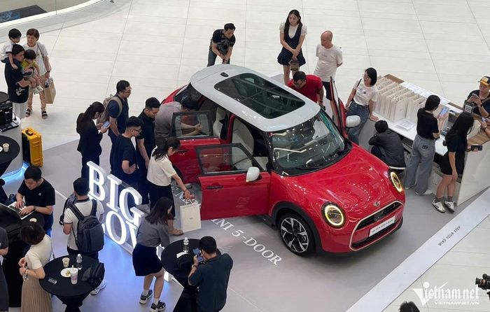 Mini Cooper S 5 cửa có giá 2,149 tỷ đồng. Ảnh: Hoàng Hiệp