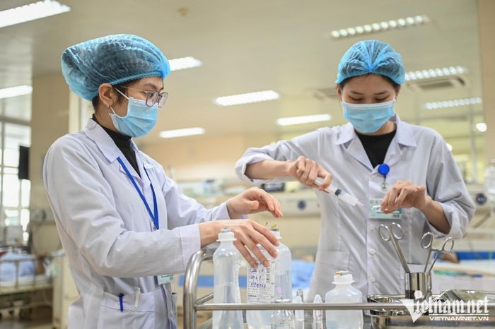 Những nữ nhân viên y tế không chỉ chăm sóc cho gia đình mình mà còn tận tâm với người bệnh. Ảnh: Phạm Hải