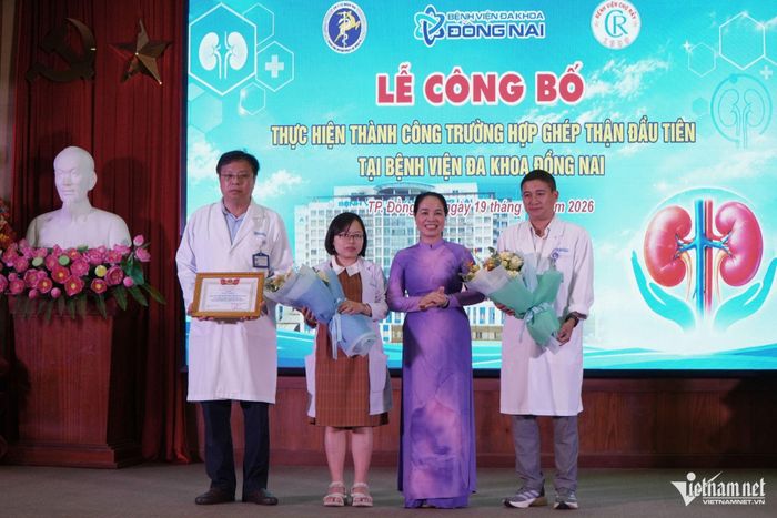 Bà Đỗ Thị Nguyên, Giám đốc Sở Y tế TP Đồng Nai khen tặng ê-kíp thực hiện ca phẫu thuật. Ảnh: Hoàng Anh