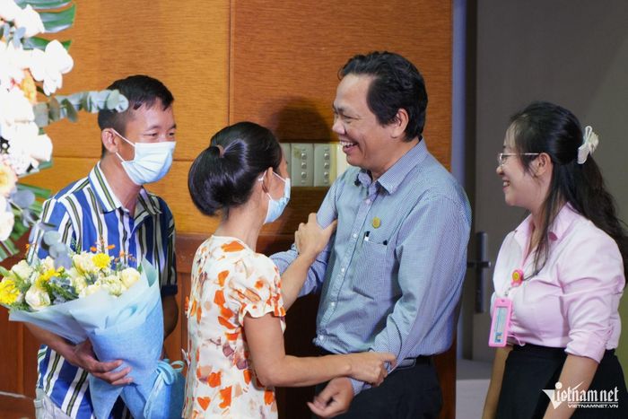 Vợ chồng anh T. và chị H. cảm ơn bác sĩ Bệnh viện Chợ Rẫy. Ảnh: Hoàng Anh