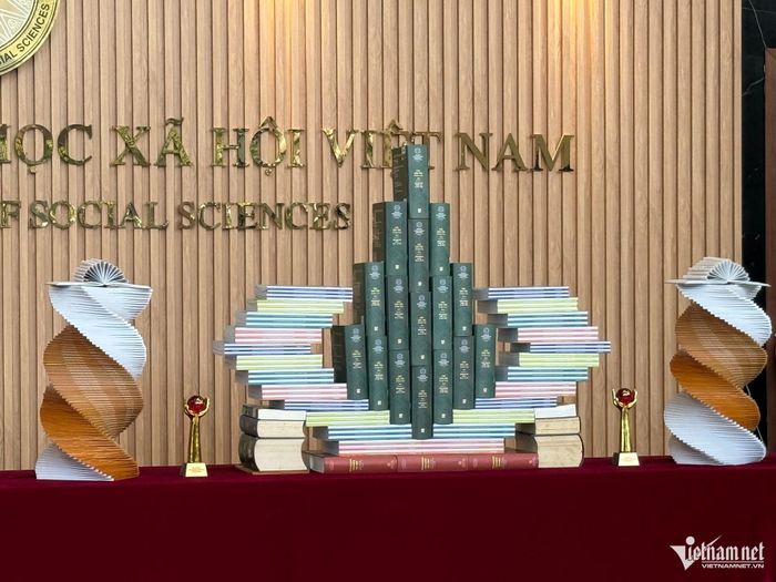 Thông điệp chung của toàn bộ không gian trưng bày “Phát huy nguồn lực nhân văn - Phát triển bao trùm, bền vững” được thể hiện rõ tại không gian trung tâm, với mô hình biểu tượng được dựng nên từ chính những cuốn sách nghiên cứu. Ở chính giữa là trụ sách màu xanh vươn cao, tượng trưng cho khát vọng phát triển của đất nước, bao quanh bởi các lớp sách nhiều màu sắc uốn hình cánh cung thể hiện tinh thần phát triển bao trùm và bền vững.