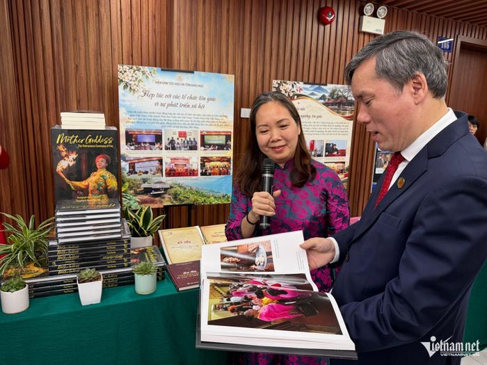 TS. Nguyễn Ngọc Mai (Viện Dân tộc học và Tôn giáo học) giới thiệu với GS.TS Lê Văn Lợi (Chủ tịch Viện Hàn lâm Khoa học xã hội Việt Nam) về cuốn sách "Mother Goddess: The Vietnamese Ceremony of Fire" (tạm dịch "Mẫu Thần: Nghi lễ Lửa của người Việt), một tác phẩm sách ảnh và nghiên cứu văn hóa do bà thực hiện cùng nhiếp ảnh gia người Mỹ nổi tiếng Paul Chesley.