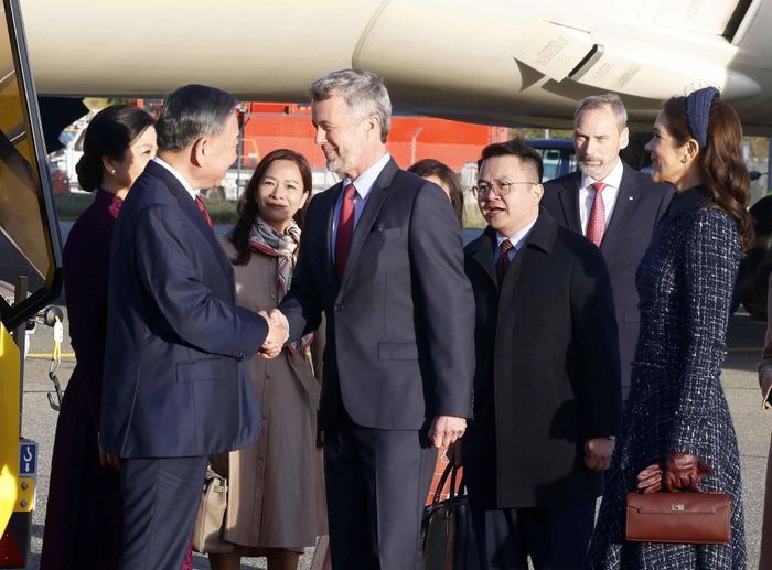 Nhà vua Đan Mạch Frederik X và Hoàng hậu Mary đón Tổng Bí thư, Chủ tịch nước Tô Lâm và phu nhân Ngô Phương Ly tại Sân bay quốc tế Copenhagen. Ảnh: TTXVN