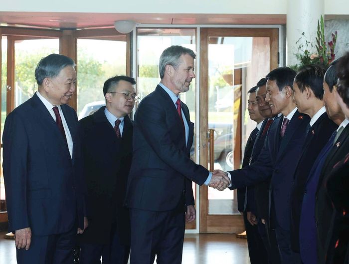 Tổng Bí thư, Chủ tịch nước Tô Lâm giới thiệu thành viên đoàn cấp cao Việt Nam với Nhà vua Đan Mạch Frederik X và Hoàng hậu Mary. Ảnh: TTXVN