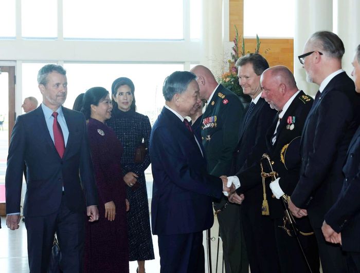 Nhà vua Đan Mạch Frederik X giới thiệu thành viên đoàn Đan Mạch với Tổng Bí thư, Chủ tịch nước Tô Lâm và phu nhân Ngô Phương Ly. Ảnh: TTXVN