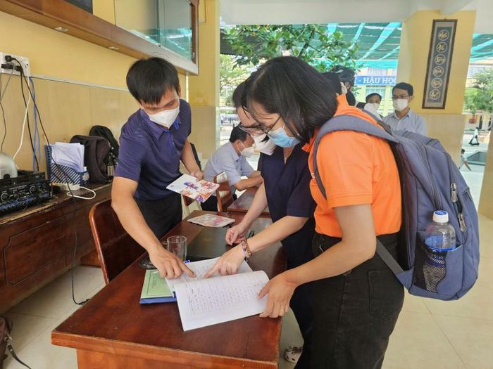 Công tác dự phòng dịch bệnh tại nơi có học sinh mắc não mô cầu. Ảnh: HCDC.