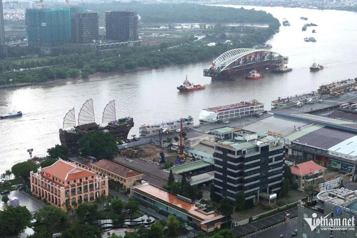 Sà lan chở vòm cầu thép hình lá dừa nước dài 187m, nặng 3.400 tấn về đến cảng Khánh Hội và Bến Cảng Nhà Rồng. Ảnh: Tuấn Kiệt