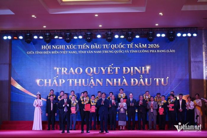 Tại Hội nghị, tỉnh Điện Biên trao 20 quyết định chấp thuận nhà đầu tư, với tổng vốn đầu tư hơn 7.500 tỷ đồng.