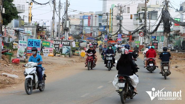TPHCM yêu cầu không để dân hiến đất mở đường nhưng công trình chậm triển khai. Ảnh: Phước Sáng
