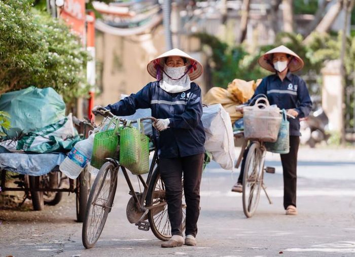 Những người phụ nữ thu gom ve chai đã giúp thu gom hàng chục ngàn tấn rác thải nhựa. Ảnh: Nguyễn Chi