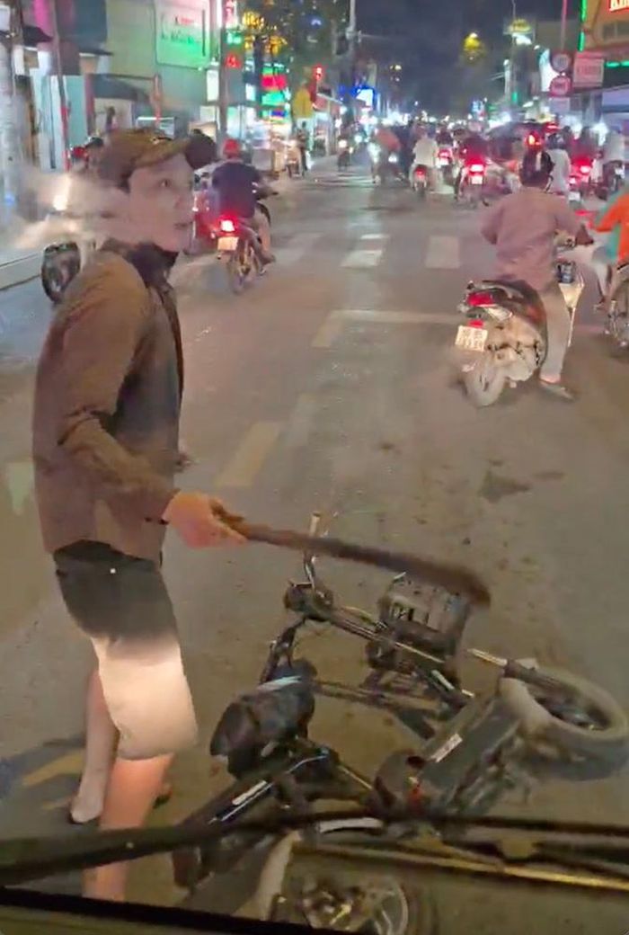 Đối tượng dùng một đoạn gỗ đập kính ô tô tải. Ảnh: Cắt từ clip