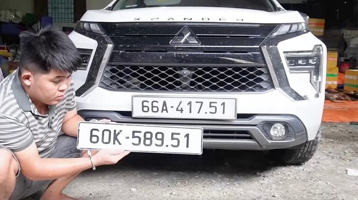 Các đối tượng thay BKS giả vào ô tô để đi nhiều tỉnh, thành nhằm trộm chó, mèo. Ảnh: CA