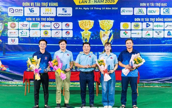 Các nhà tài trợ nhận hoa tri ân từ BTC