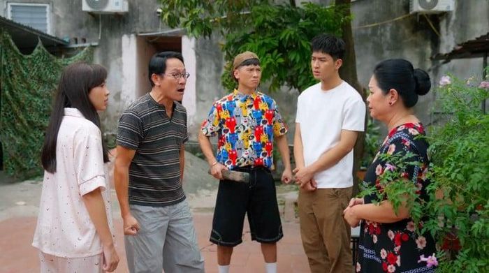 NSƯT Hoàng Hải (thứ 2 từ trái sang) trở lại trong phim "Xóm nhỏ".