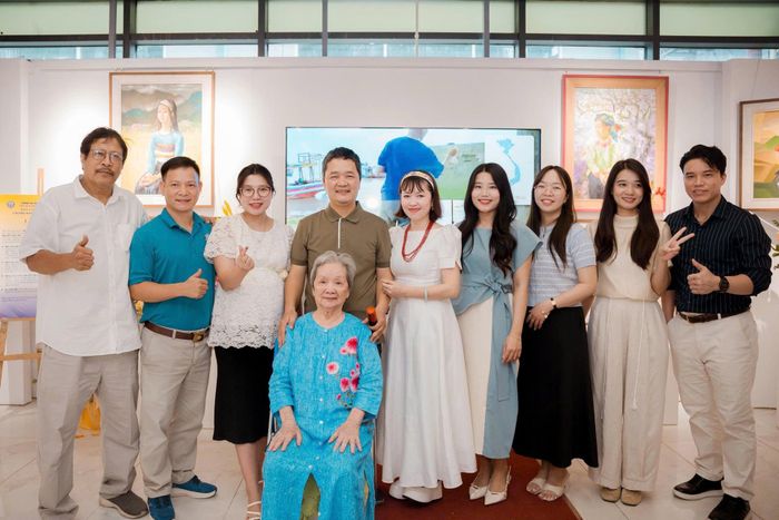 Gia đình và đồng nghiệp đến triển lãm, chúc mừng họa sĩ Nguyễn Doãn Sơn.