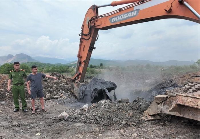 Hiện trường chôn lấp chất thải công nghiệp tại xã Thống Nhất, TP Quảng Ninh. Ảnh: CAQN