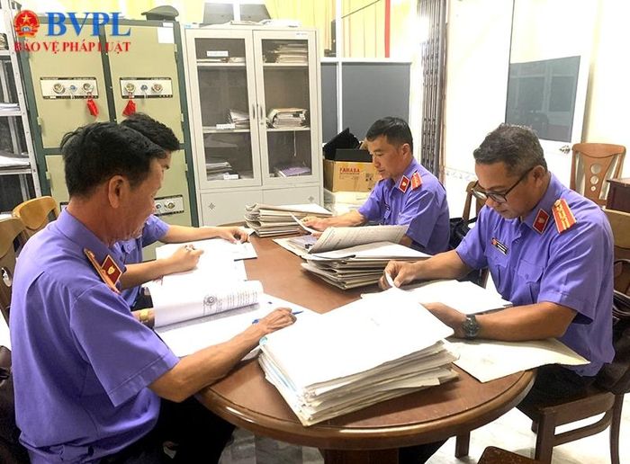  Thành viên Đoàn kiểm sát nghiên cứu hồ sơ thi hành án dân sự.
