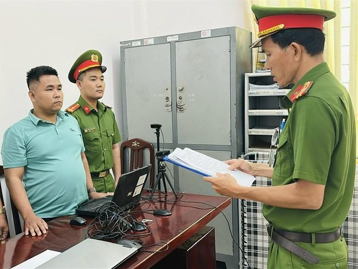 Công an tống đạt Quyết định khởi tố đối với Nguyễn Thế Bình. Ảnh: CA