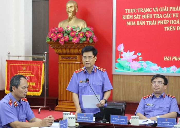  Đồng chí Nguyễn Sơn Hà, Phó Viện trưởng VKSND TP Hải Phòng chủ trì phần thảo luận.