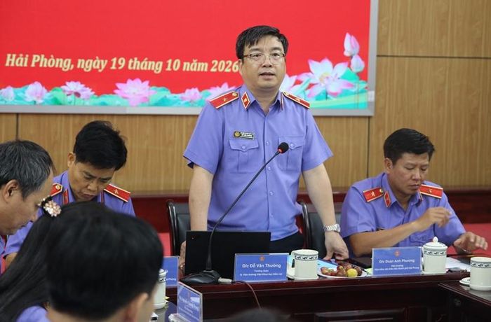  Đồng chí Đỗ Văn Thường, Quyền Viện trưởng Viện Khoa học kiểm sát, VKSND tối cao phát biểu tại Hội thảo.