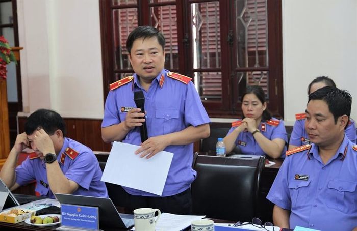  Đồng chí Nguyễn Xuân Hưởng, Phó Viện trưởng Viện Khoa học kiểm sát VKSND tối cao trình bày báo cáo đề dẫn tại Tọa đàm.