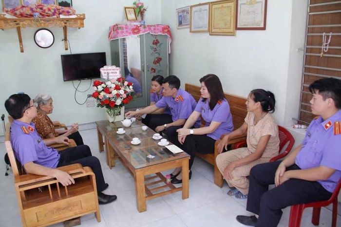  Đồng chí Lê Huy Nam,  Bí thư Chi bộ, Viện trưởng và đoàn công tác VKSND khu vực 8 hỏi thăm sức khỏe, cuộc sống hàng ngày của Mẹ.