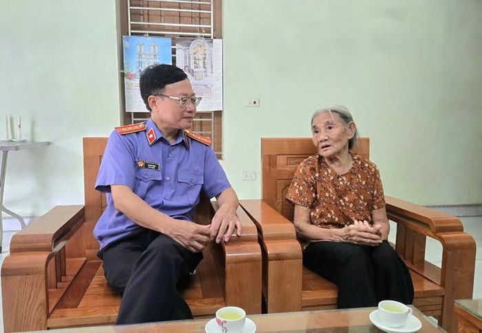  Đồng chí Lê Huy Nam, Bí thư Chi bộ, Viện trưởng VKSND khu vực 8, tỉnh Ninh Bình hỏi thăm sức khỏe, cuộc sống hàng ngày của Mẹ Việt Nam Anh hùng Nguyễn Thị Tuyển..