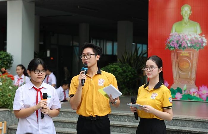  Ban Tổ chức giao lưu với các em học sinh.