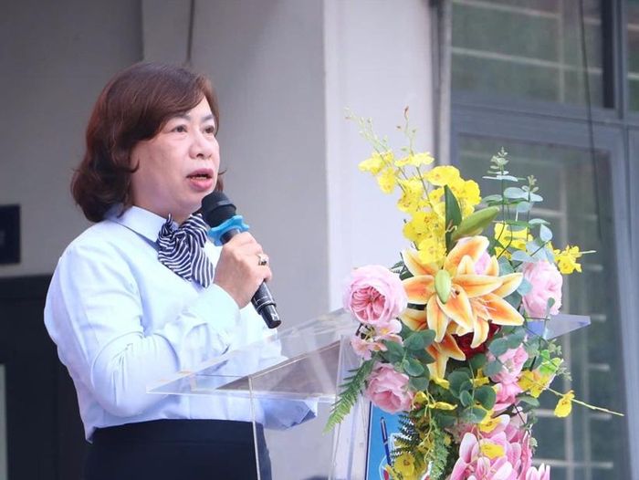 Đồng chí Nguyễn Thị Thu Hằng, Hiệu trưởng Trường THCS Yên Hòa phát biểu.