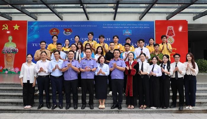  Các đại biểu chụp ảnh lưu niệm.