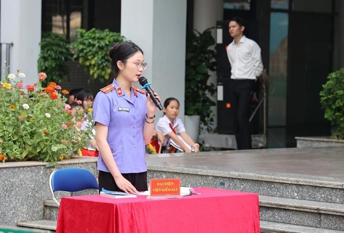 "Phiên tòa giả định" do thành viên Câu lạc bộ Kiểm sát trẻ, Trường Đại học Kiểm sát đóng vai.