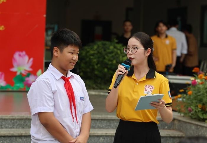  Ban Tổ chức giao lưu với các em học sinh.