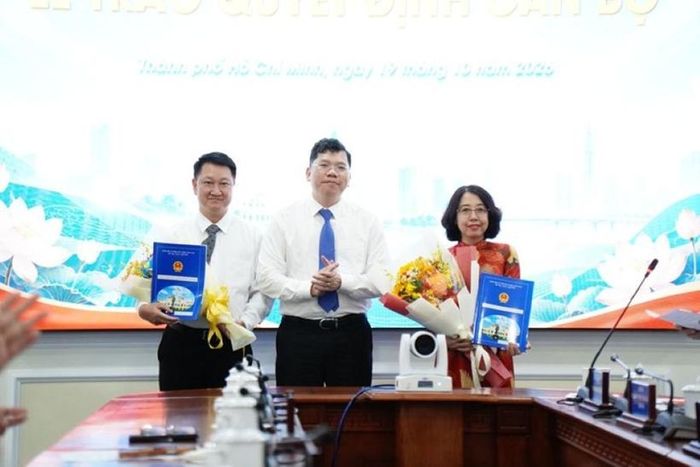 Phó Chủ tịch UBND TP HCM  Hoàng Nguyên Dinh trao Quyết định điều động bà Mai Thị Hồng Hoa và ông Nguyễn Ngọc Văn. Ảnh: Kỳ Phong 