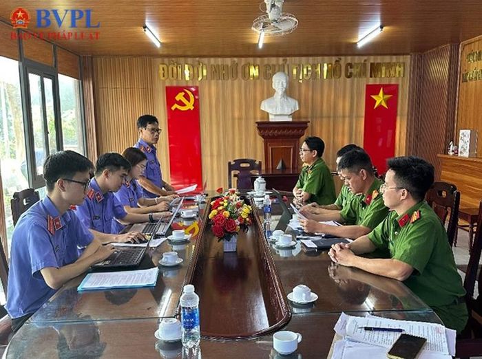  Đồng chí Nguyễn Trí Dũng, Phó Viện trưởng VKSND khu vực 14 phát biểu tại buổi làm việc.