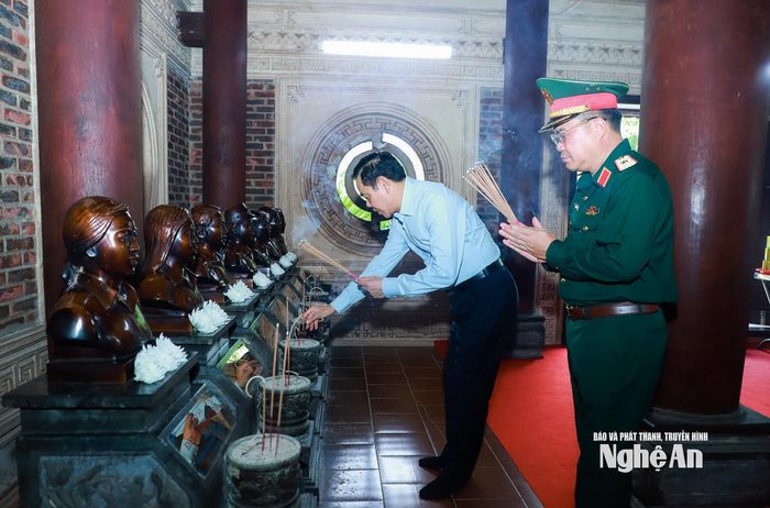 Chủ tịch UBND tỉnh Võ Trọng Hải và Thiếu tướng Vũ Văn Tùng dâng hương trước tượng 13 Anh hùng liệt sĩ thanh niên xung phong. Ảnh: Thành Duy