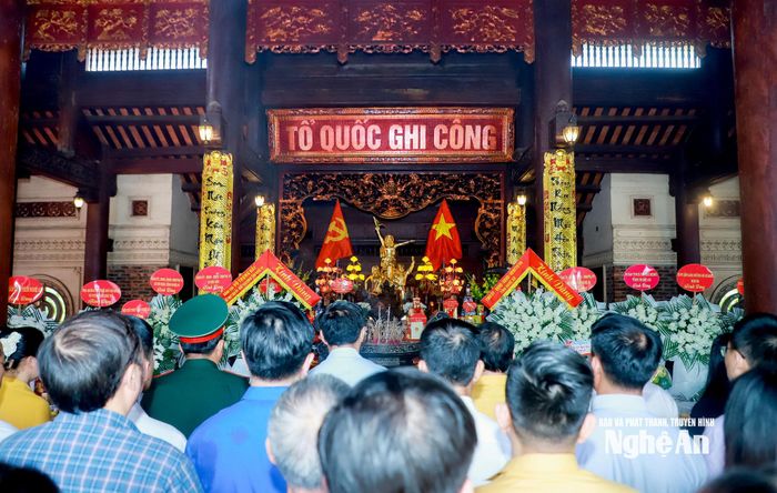 Các đại biểu về dâng hoa, dâng hương tại Nhà tưởng niệm trong khuôn viên Khu Di tích lịch sử Quốc gia Truông Bồn. Ảnh: Thành Duy