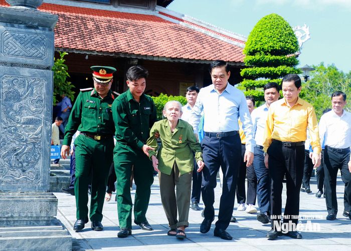 Chủ tịch UBND tỉnh Võ Trọng Hải trò chuyện, thăm hỏi bà Trần Thị Thông. Ảnh: Thành Duy