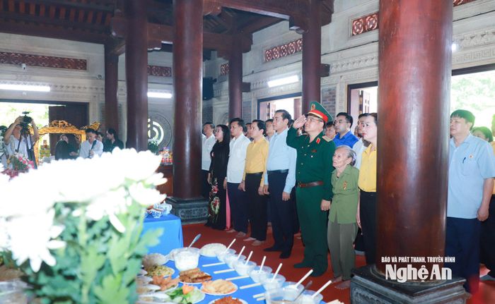 Các đại biểu thực hiện nghi lễ tưởng niệm Nhà tưởng niệm trong khuôn viên Khu Di tích lịch sử Quốc gia Truông Bồn. Ảnh: Thành Duy