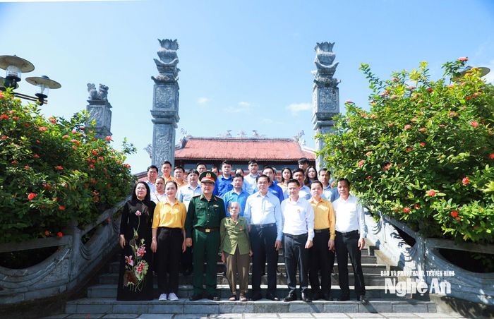 Chủ tịch UBND tỉnh Võ Trọng Hải và các đại biểu chụp ảnh lưu niệm. Ảnh: Thành Duy