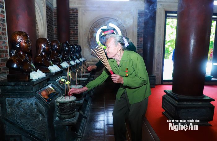 Bà Trần Thị Thông, từng là tiểu đội trưởng, nhân chứng duy nhất còn sống sót của “tiểu đội thép” mở đường tại Truông Bồn thắp hương cho các đồng đội đã ngã xuống. Ảnh: Thành Duy