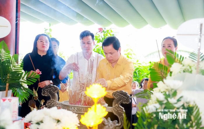 Lãnh đạo các ban, sở, ngành, địa phương dâng hương tưởng niệm trước phần mộ 13 Anh hùng liệt sĩ Đại hội 317. Ảnh: Thành Duy