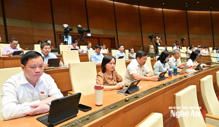 Đoàn ĐBQH tỉnh Nghệ An dự phiên làm việc tại hội trường. Ảnh: Viết Chung