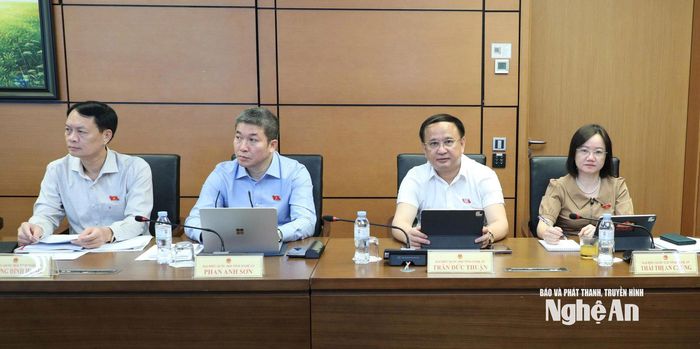 Đại biểu Quốc hội đoàn tỉnh Nghệ An tham gia thảo luận tổ. Ảnh: Khánh Duy