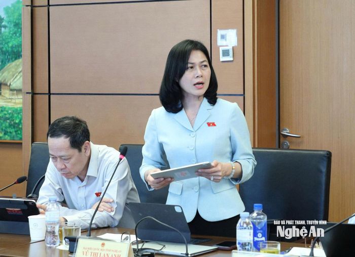 Đại biểu Vũ Thị Lan Anh - Ủy viên chuyên trách Ủy ban Công tác đại biểu của Quốc hội phát biểu thảo luận. Ảnh: Khánh Duy