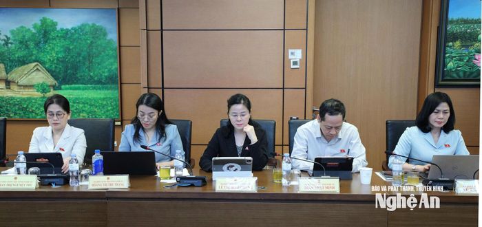 Đại biểu Quốc hội đoàn tỉnh Nghệ An tham gia thảo luận tổ. Ảnh: Khánh Duy