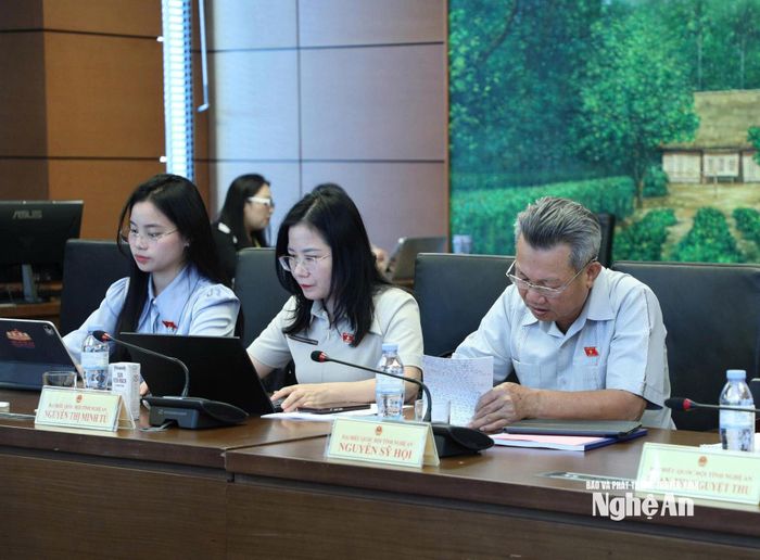 Đại biểu Quốc hội đoàn tỉnh Nghệ An tham gia thảo luận tổ. Ảnh: Khánh Duy