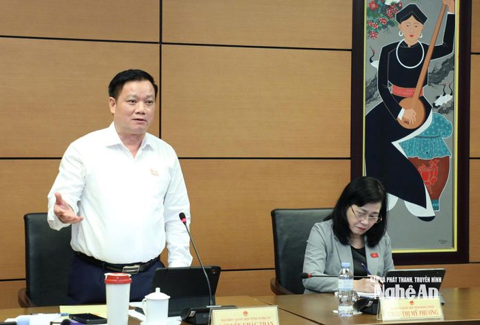 Đại biểu Nguyễn Khắc Thận - Bí thư Tỉnh ủy, Trưởng Đoàn ĐBQH tỉnh phát biểu thảo luận. Ảnh: Khánh Duy