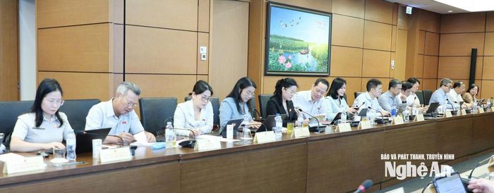 Đại biểu Quốc hội đoàn tỉnh Nghệ An tham gia thảo luận tổ. Ảnh: Khánh Duy